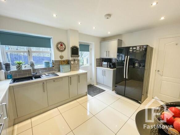 4 bed Link Detached House for sale Image 9