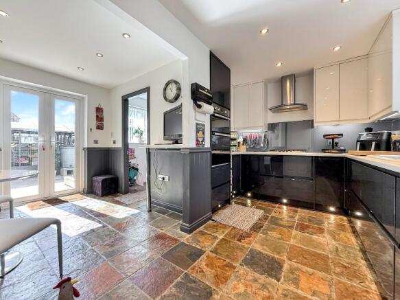 4 bed Detached for sale Image 8