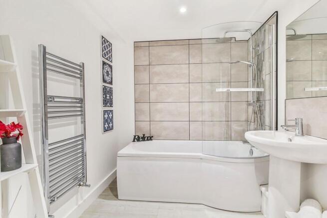 2 bed Penthouse to rent Image 9