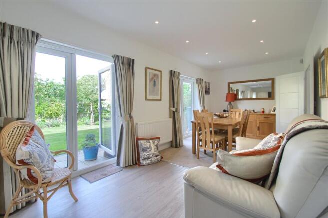 5 bed Detached for sale Image 8