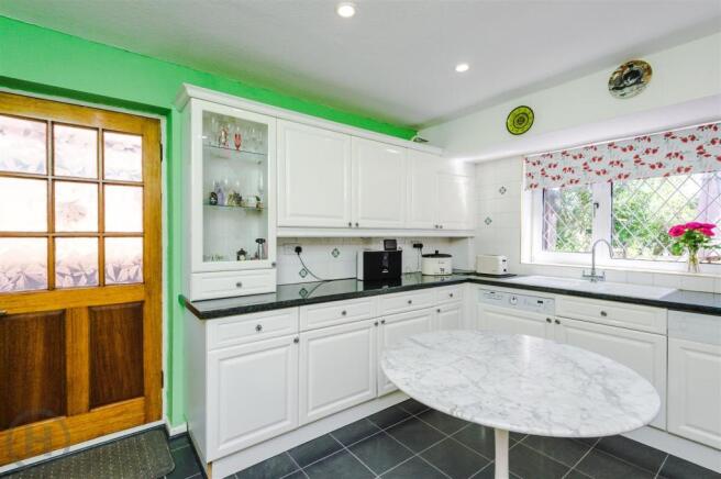Kitchen (2).jpg