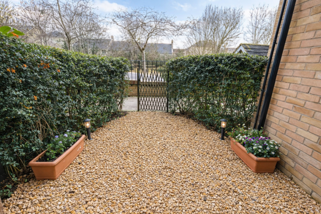 neatgardenwithwroughtirongate