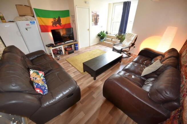 7 bed House to rent Image 11