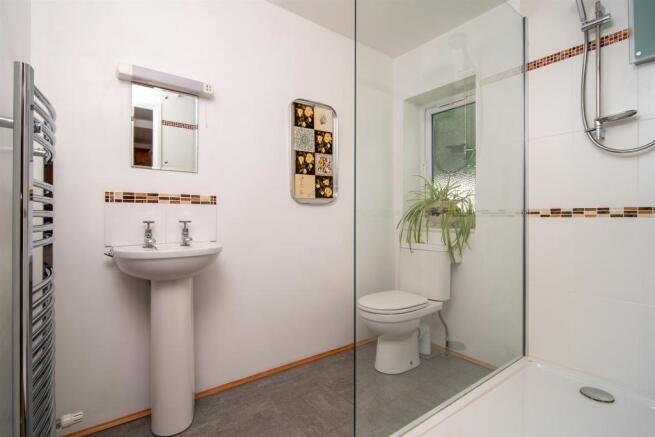 EN-SUITE SHOWER ROOM