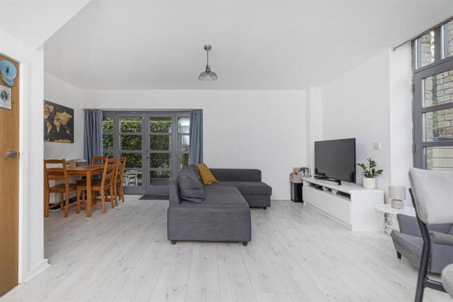2 bed Apartment for sale Image 5