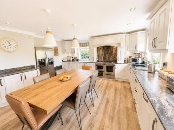 4 bed Detached for sale Image 7
