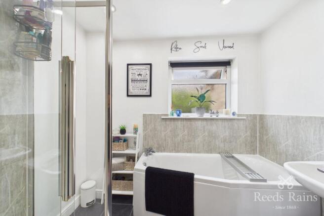 5 bed Detached for sale Image 9