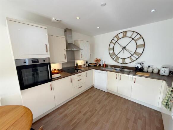 Corelli Close, Stratford-Upon-Avon photo 4