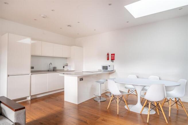 2 bed Apartment to rent Image 4