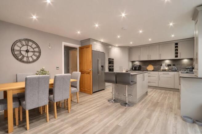 4 bed Detached for sale Image 5