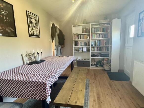2 bed Semi-Detached to rent Image 5