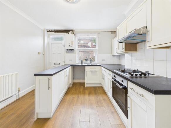 3 bed Terraced to rent Image 6