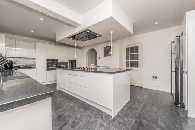5 bed Detached for sale Image 11