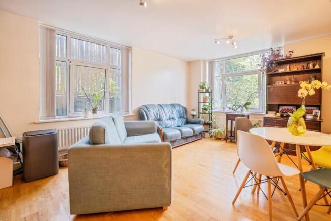 2 bed Flat for sale Image 6