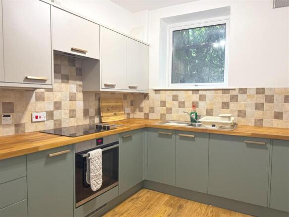 3 bed House to rent Image 5