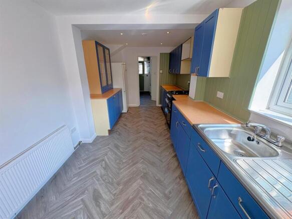 Kitchen 2.jpeg