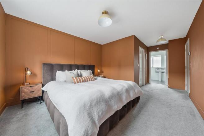 5 bed Detached for sale Image 11