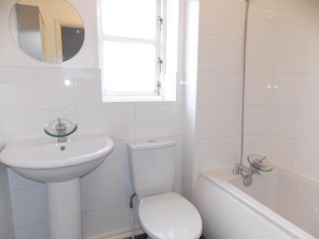 16 Hevellyn Way Bathroom.JPG