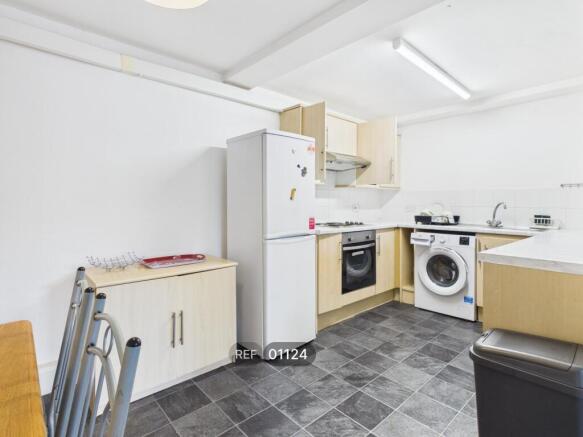 2 bed Apartment to rent Image 5