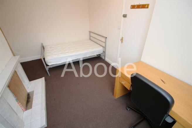 4 bed House to rent Image 5