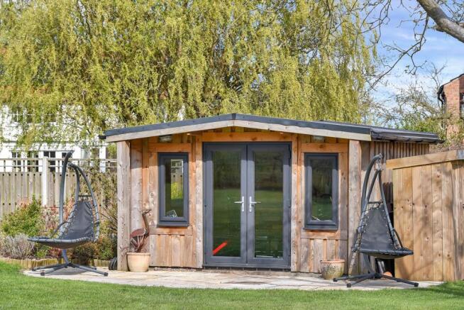 TIMBER SUMMERHOUSE / GYM