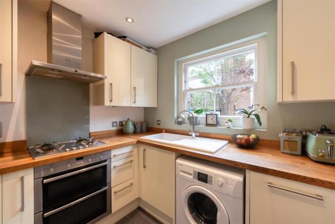 Gloucester Terrace, Crown Lane, London photo 4