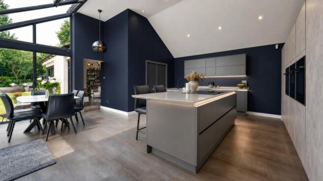 5 bed Detached for sale Image 7