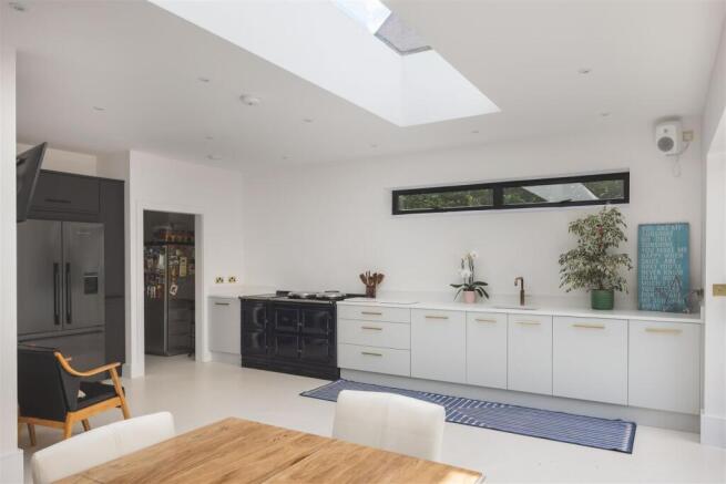 6 bed Detached for sale Image 10