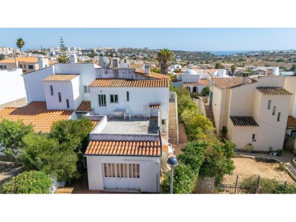 OPPORTUNITY - 4 Bedroom Villa with Pool and Garden in Lagos