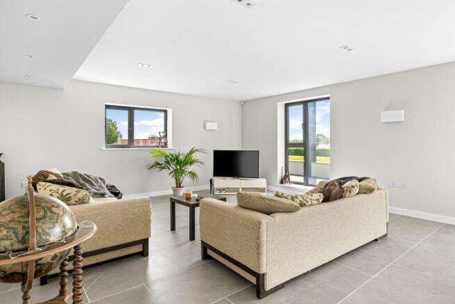 6 bed Detached for sale Image 5
