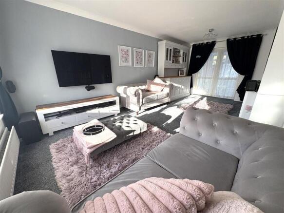 5. living room 3.jpg