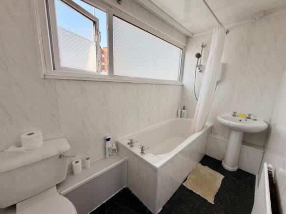 3 bed House to rent Image 9
