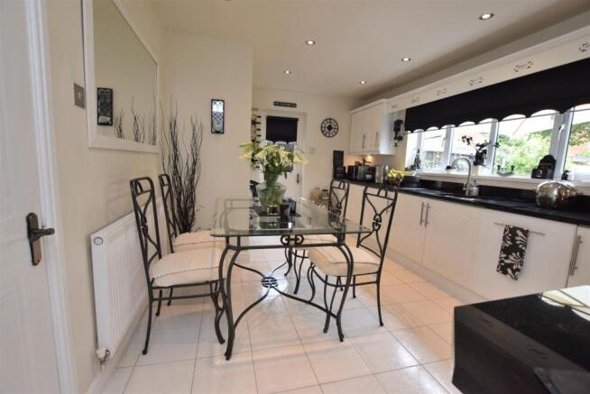 Beautifully Appointed Dining Kitchen