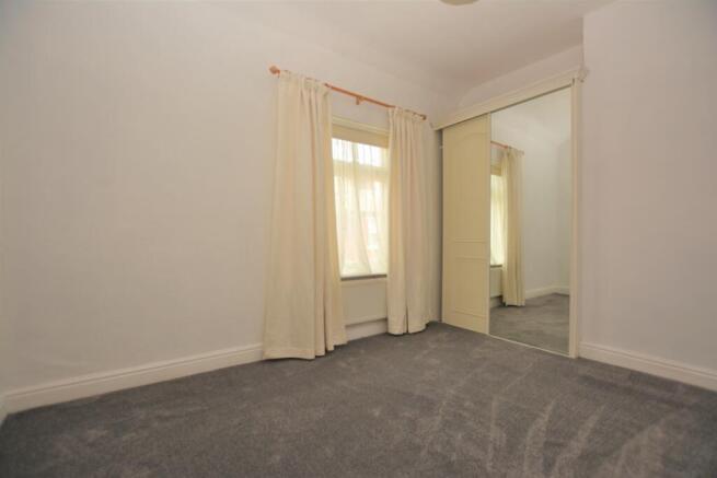 2 bed Terraced to rent Image 5