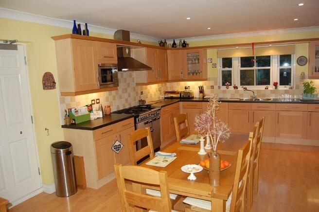 KITCHEN/BREAKFAST