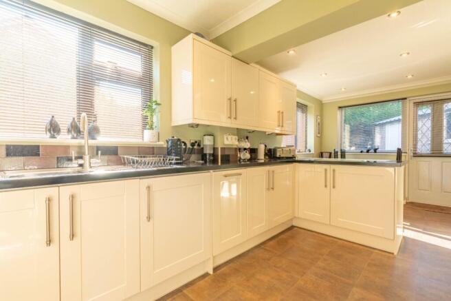 4 bed Semi-Detached for sale Image 5