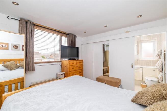 4 bed Semi-Detached Bungalow for sale Image 11