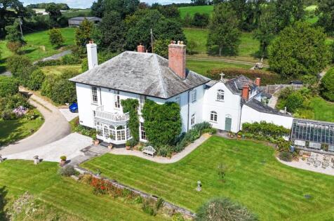 Detached Manor House with building plot