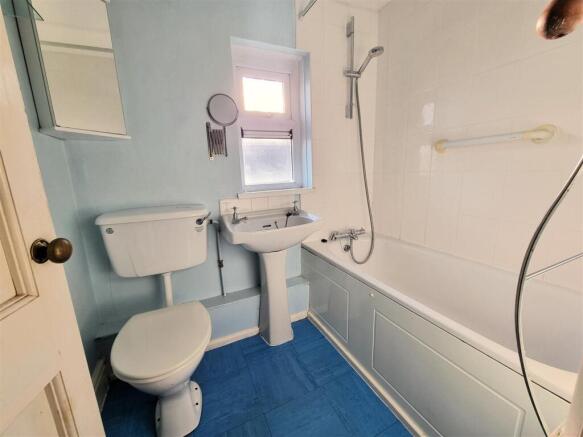 6 Queens Square - Bathroom.jpg