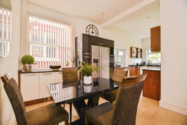 4 bed Semi-Detached for sale Image 8