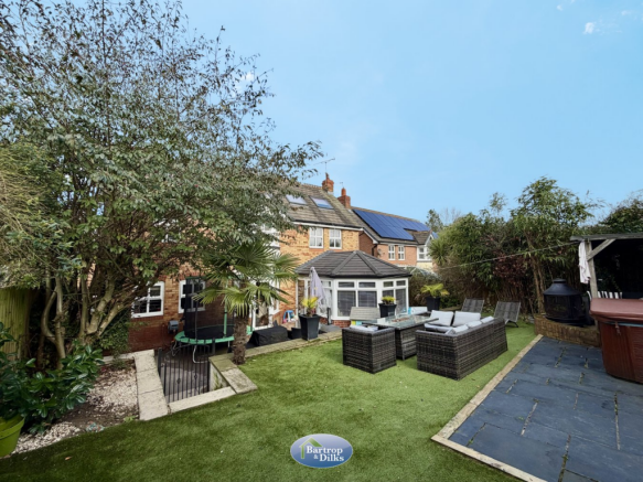 6 bed Detached for sale Image 4