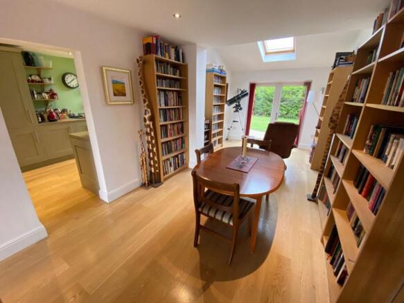 SNUG/DINING AREA
