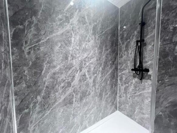 3 Brennan Place shower cubicle.jpg