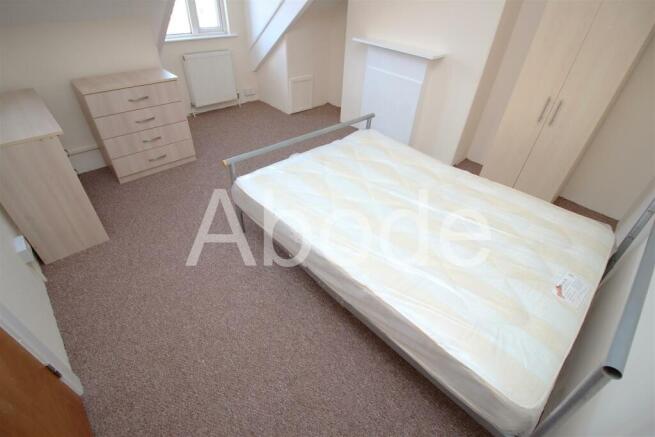 4 bed House to rent Image 6