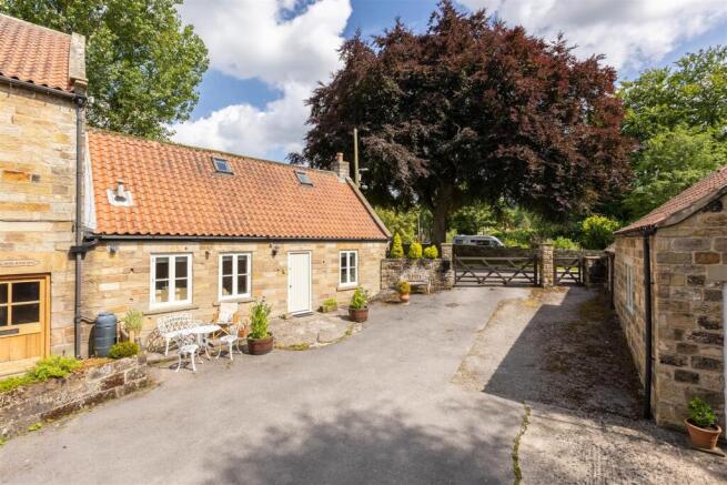 2 bed Cottage for sale Image 12