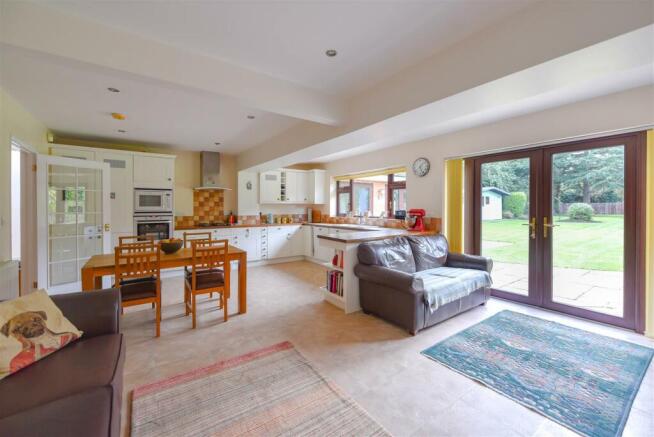 KITCHEN/BREAKFAST ROOM