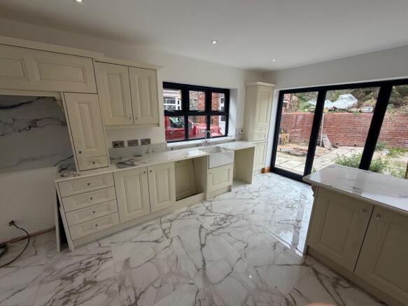 5 bed Detached to rent Image 8