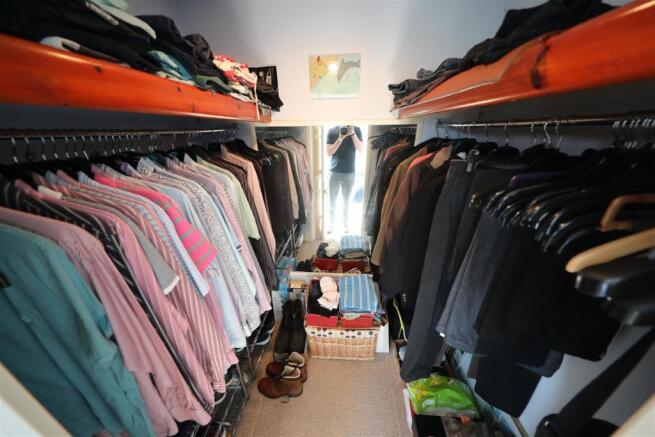 Walk-in-wardrobe