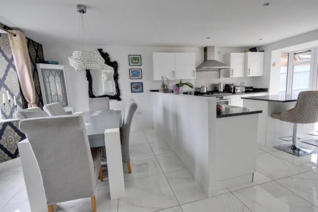 4 bed Detached for sale Image 4