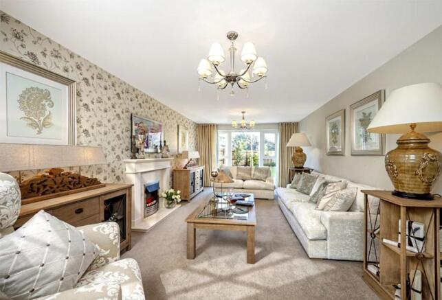 Five bedroom Stratford lounge